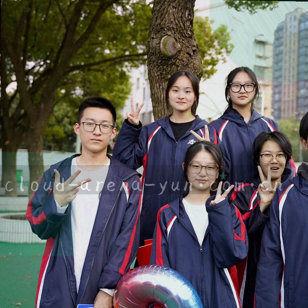 暖琥珀光线下的档案柜与叠放纸张静物，呈现终局记录的存档质感